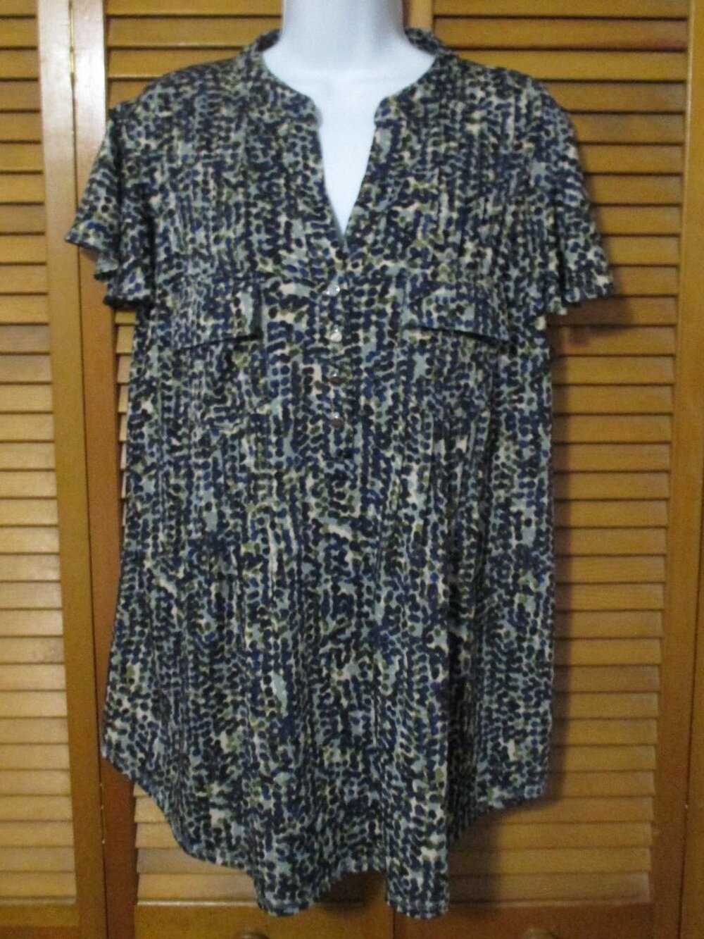Ava & Grace top flowy stretchy lightweight V neck wash & wear size 1x